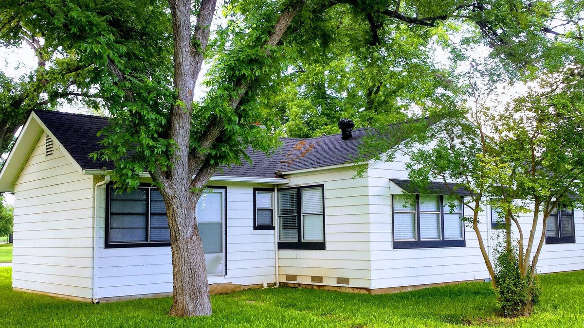 Utopia House | Quaint & Quiet Property Close to Many Outdoor Attractions