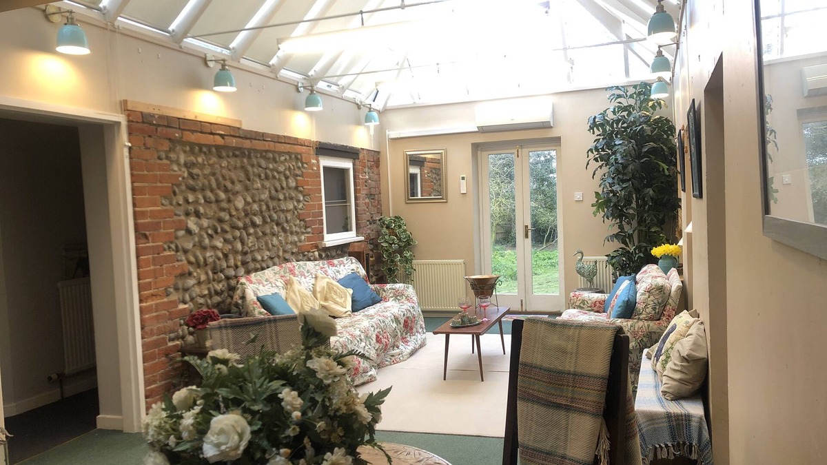 West Runton Apartment | Quaint & Quirky 2 Bedroom Garden Annex, 10 minute walk to beach and Sheringham.