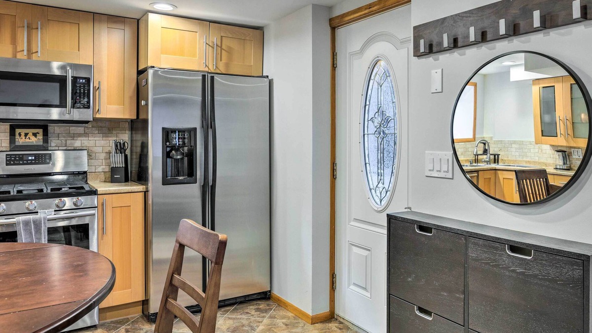 University District Apartment | Quaint Seattle Apt ~ 1 Mi to UW Campus!