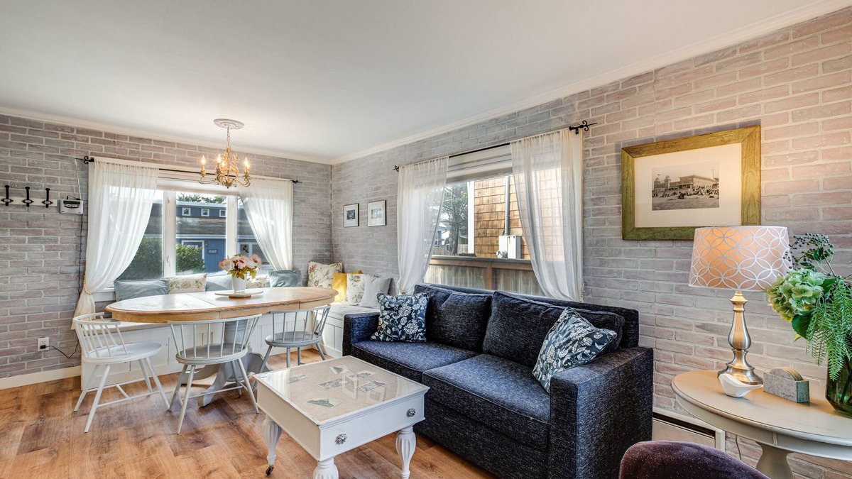 Seaside Cottage | Quaint 'Sur La Mer' Cottage w/Deck, Fire Pit