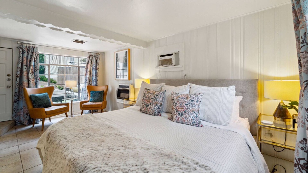 Clarksville House | Quaint Tree-Lined Studio in Historic Enfield