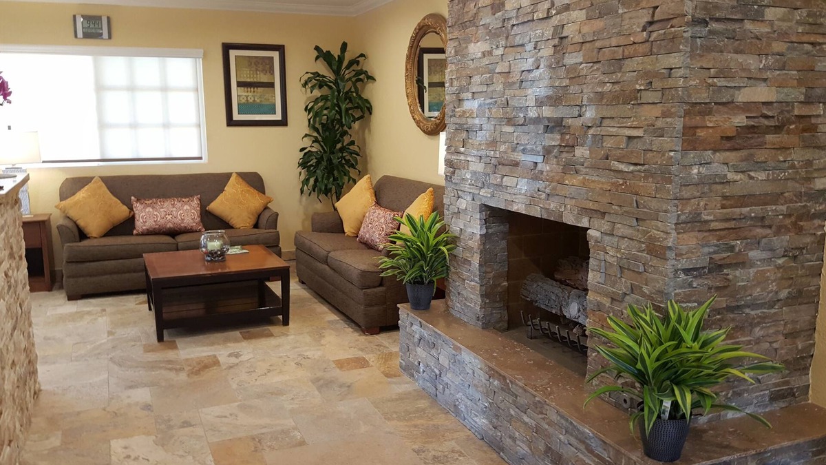 Central Escondido Hotel | Quality Inn Escondido San Diego North County