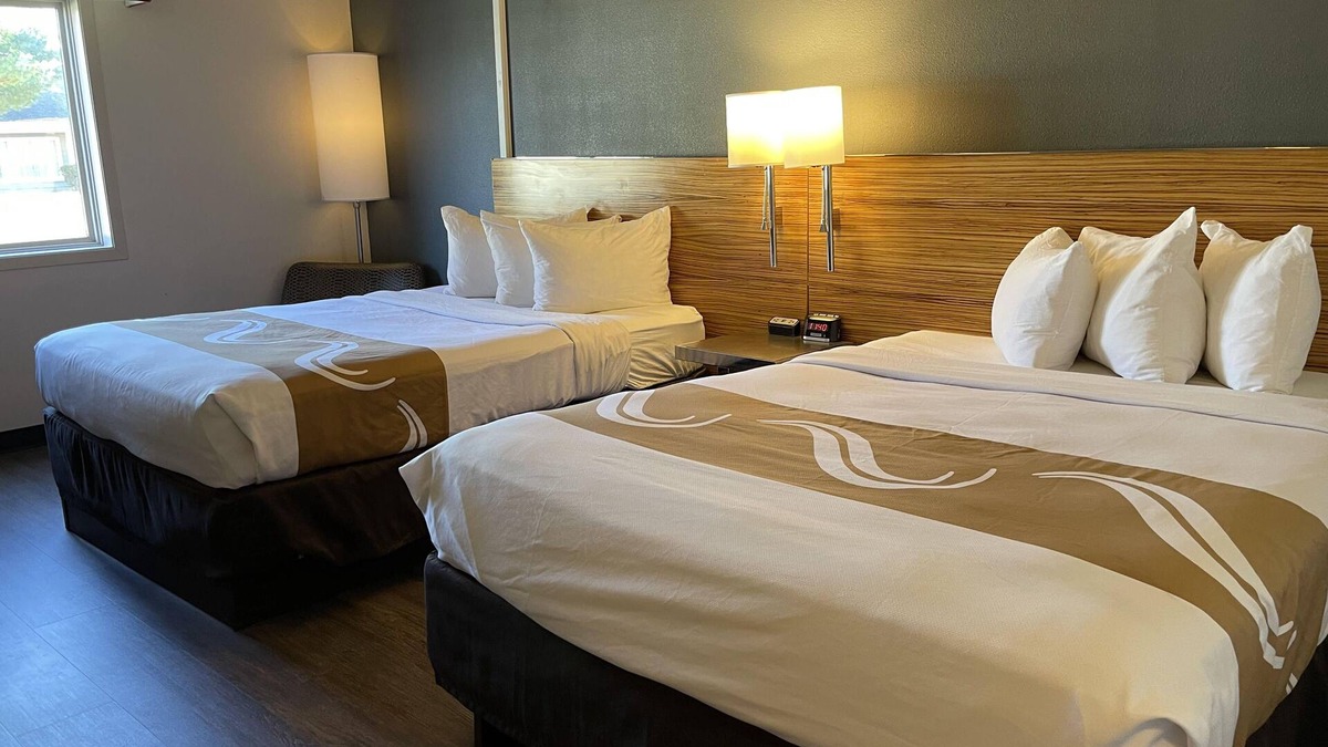 Clinton Hotel | Quality Inn Frontier at U.S. Hwy 30