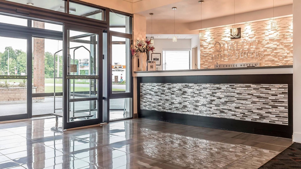 Hawkesbury Hotel | Quality Inn & Suites