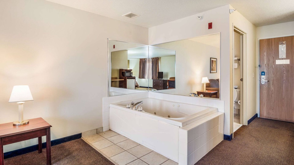 Eldridge Hotel | Quality Inn & Suites Eldridge Davenport North