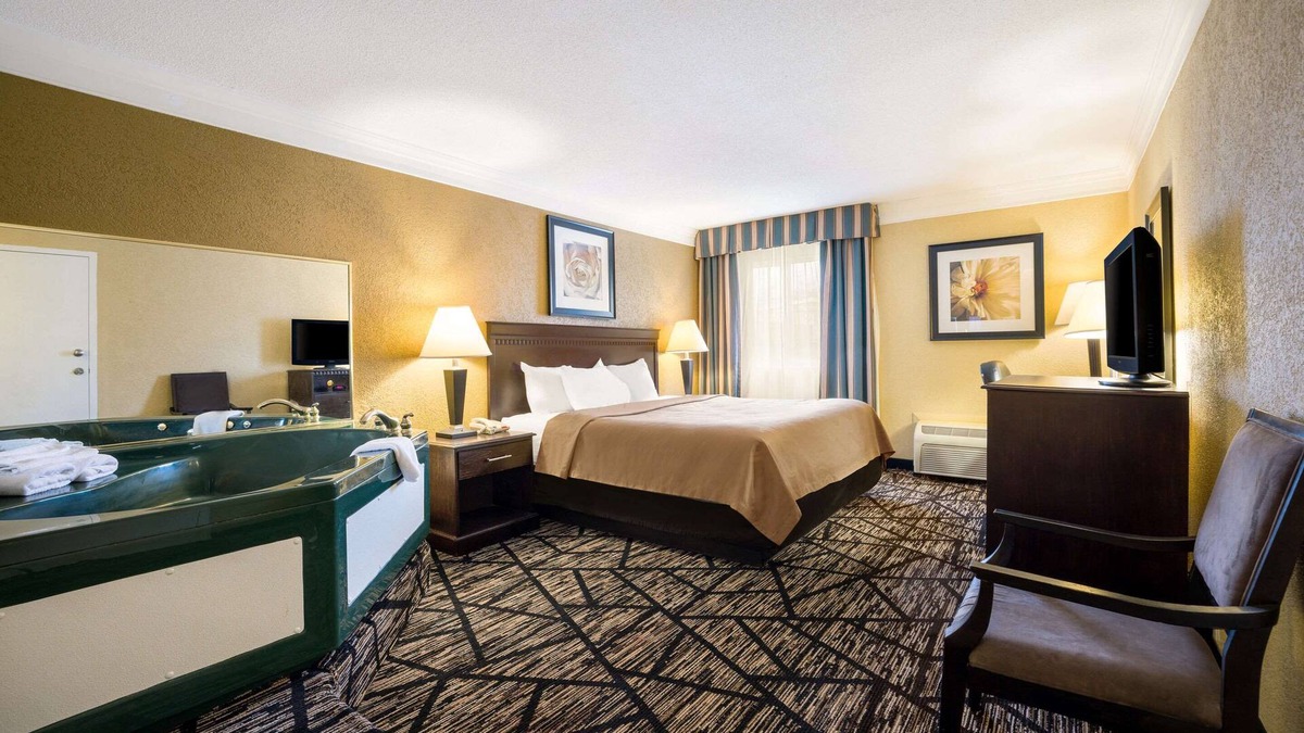 Lindbergh Lawns Hotel | Quality Inn & Suites Fairgrounds