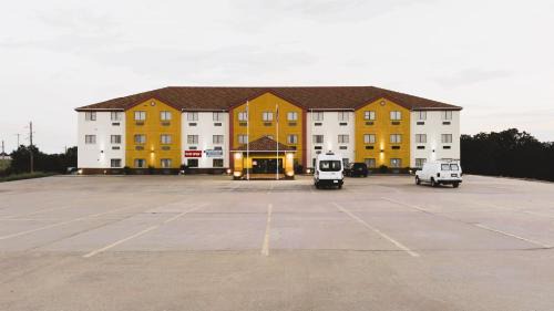 McAlester Hotel | Quality Inn & Suites McAlester on Hwy 69 & US 75