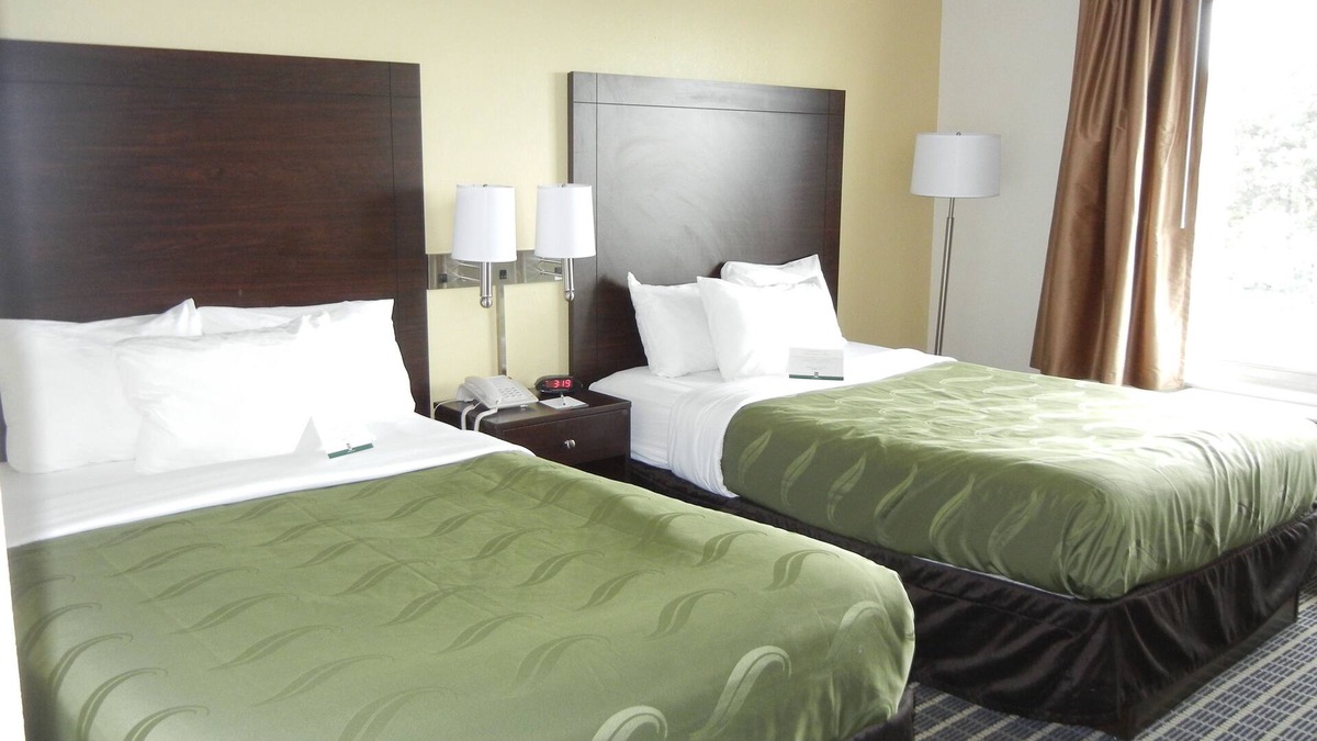 Holland Hotel | Quality Inn Toledo Airport