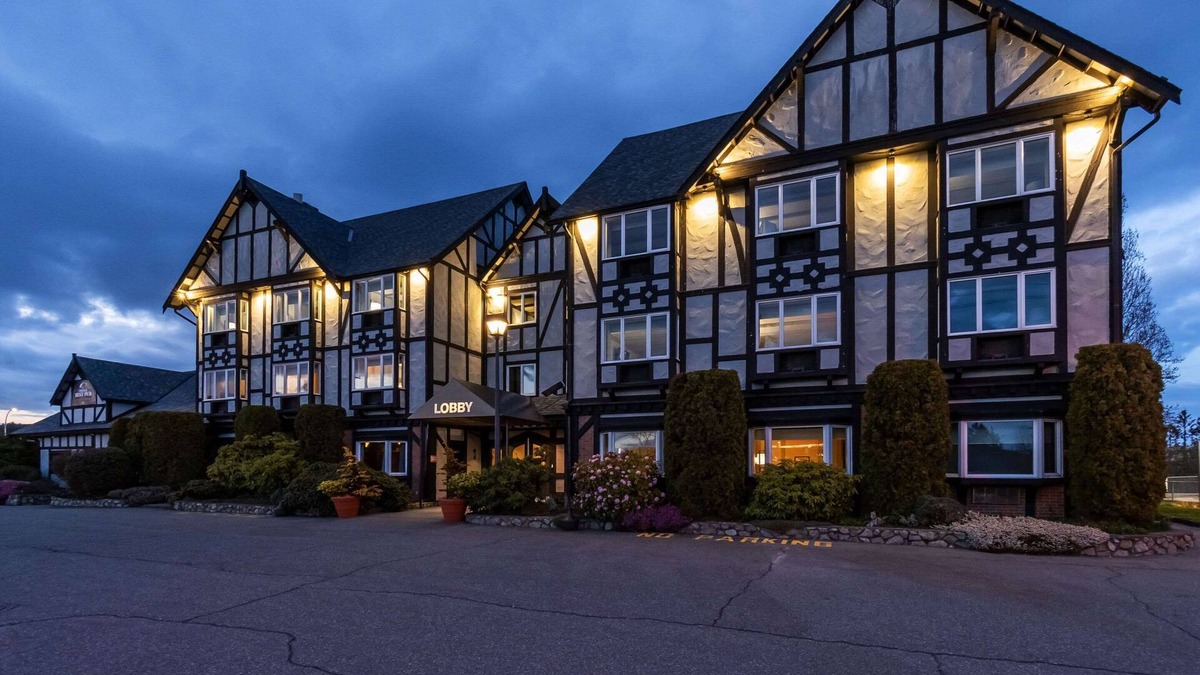 Saanichton Hotel | Quality Inn Waddling Dog