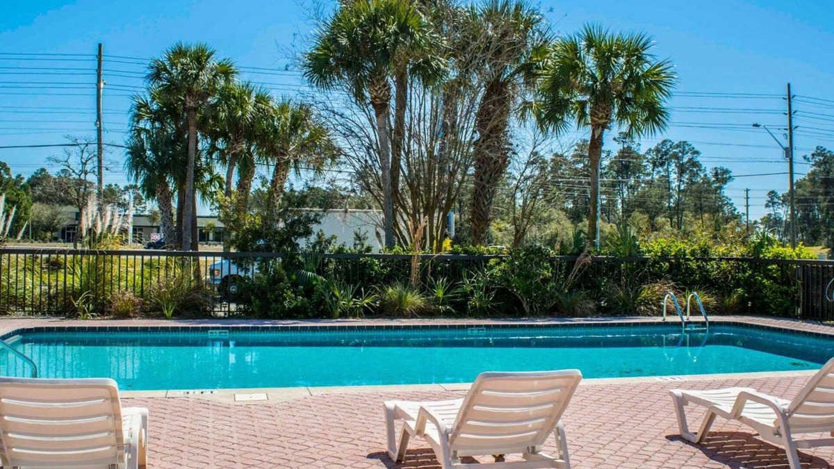 North Weeki Wachee Hotel | Quality Inn Weeki Wachee