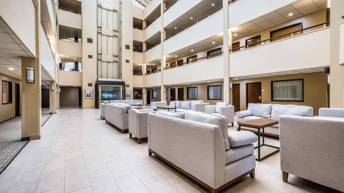 Lansing Hotel | Quality Suites Lansing West