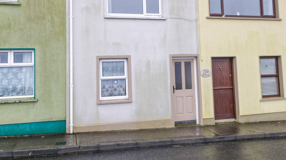 Roundstone Cottage | QUAYSIDE HOUSE, family friendly in Roundstone, County Galway