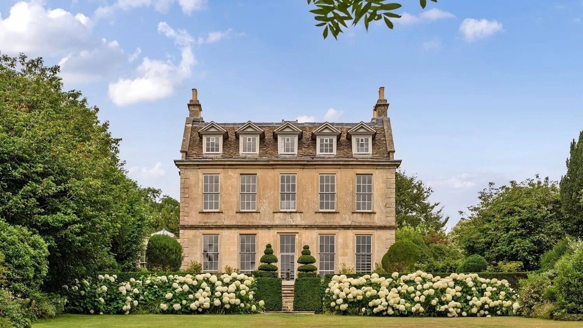 Bathampton House | Queen Anne period home near Bath