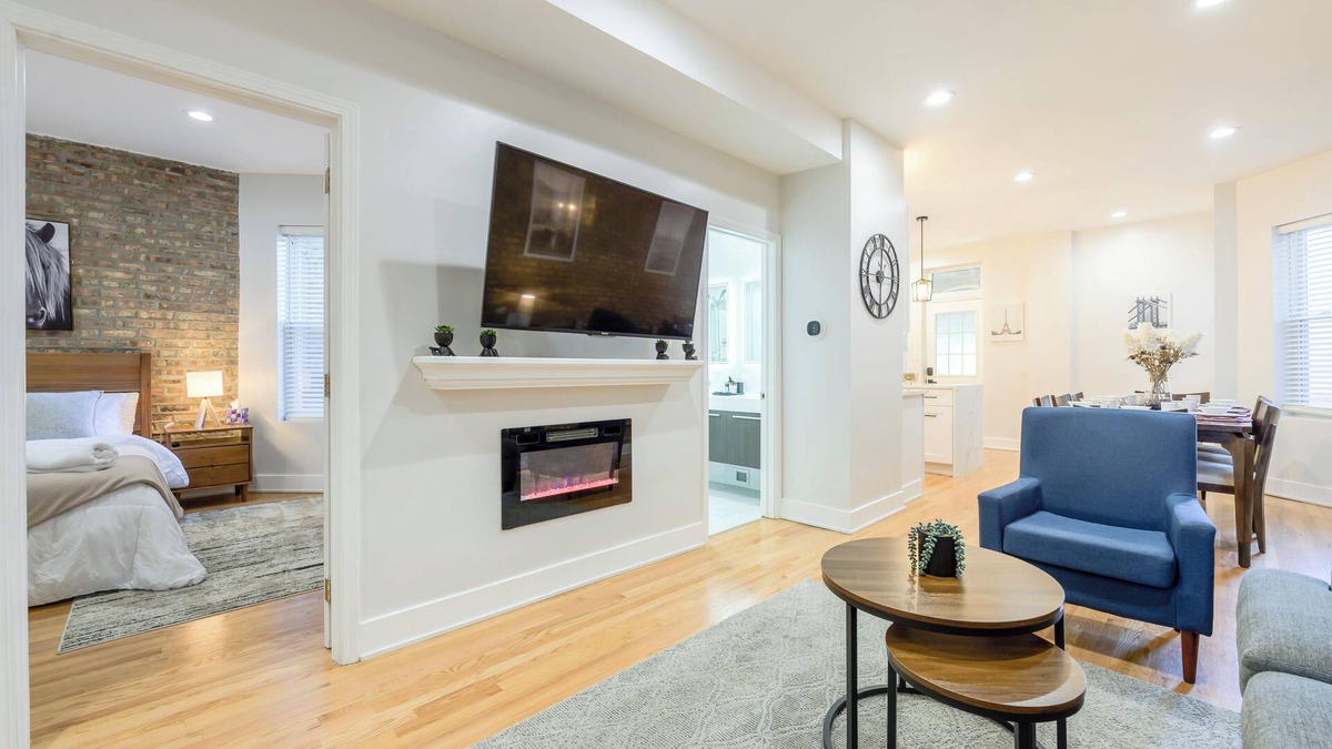 Logan Square Apartment | Queen Beds, EV Charging, Near Train: Luxury Stay
