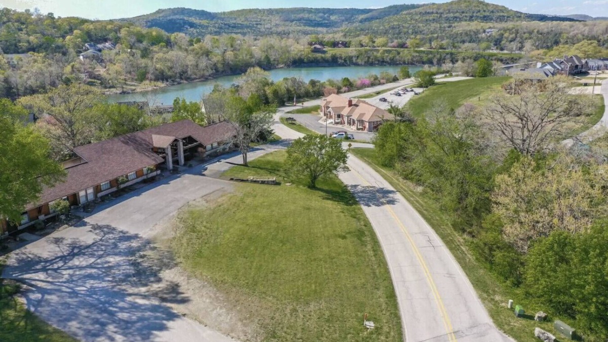 Holiday Island Condo | Queen BR home, walk to Marina, trails