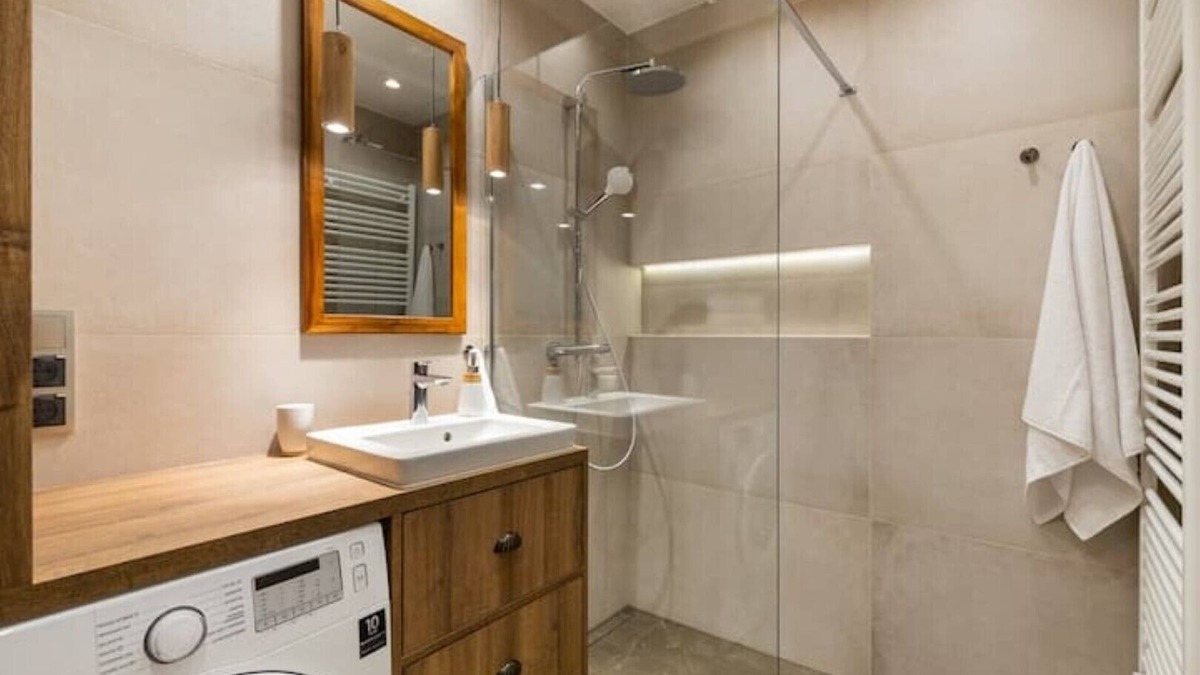 Zwierzyniec Apartment | Queen Deluxe Suite - Stylish comfort & space for a relaxed start