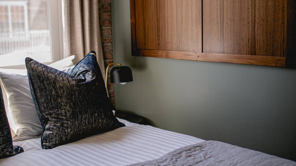 Jacksonville Hotel | Queen Guest Room at The Jacksonville Inn