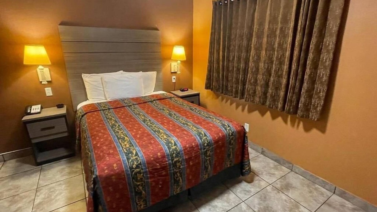 Victorville Hotel | Queen Non Smoking at New Corral Motel