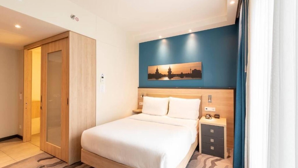Mitte Hotel | Queen Room | Garden View | Steps from Alexanderplatz & TV Tower