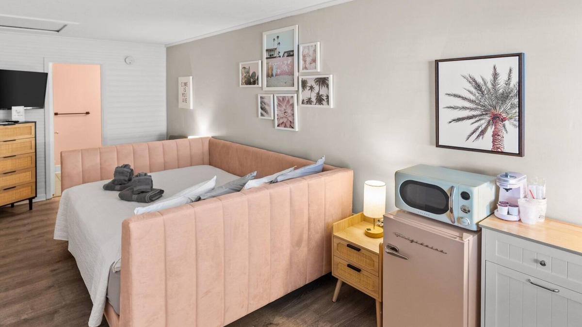 Carolina Beach Hotel | Queen Room Hotel- 2 Pools, Near Beach/Boardwalk, No Pets Allowed