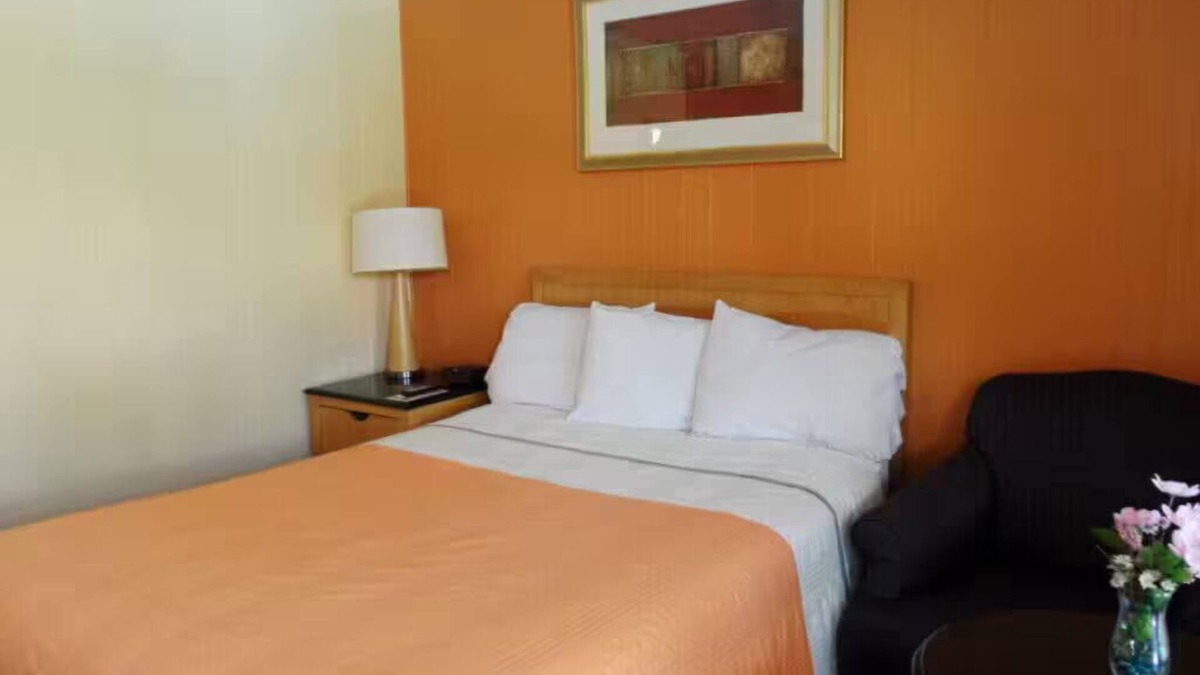 Lake George Hotel | QUEEN ROOM IN LAKE GEORGE-1