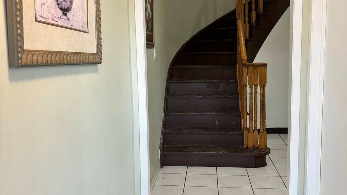 Fletchers Creek South House | Queen room near Sheridan College