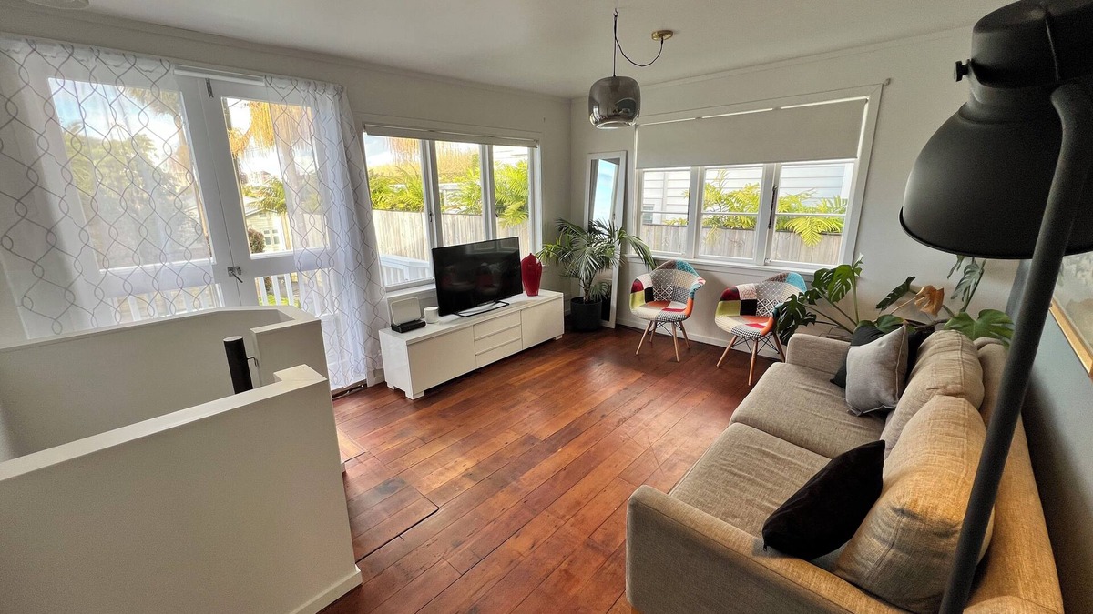 Newton Bed & Breakfast | QUEEN ROOM Only @ PAGET House PONSONBY AUCKLAND One in a Five bedroom villa.