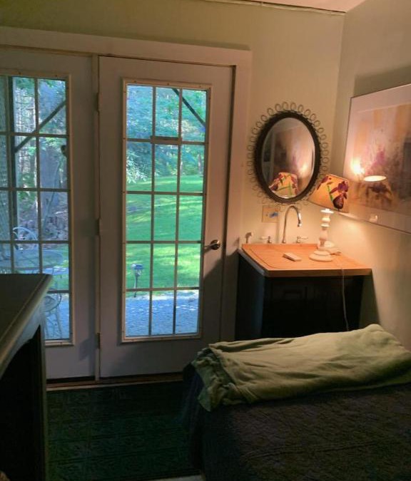 Boothbay Apartment | Queen studio, private entrance & free parking
