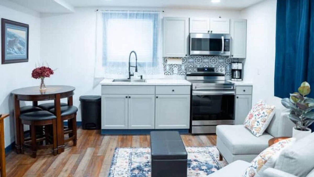 Palmer Hotel | Queen Suite 103 at Boutique Hotel in Downtown Palmer