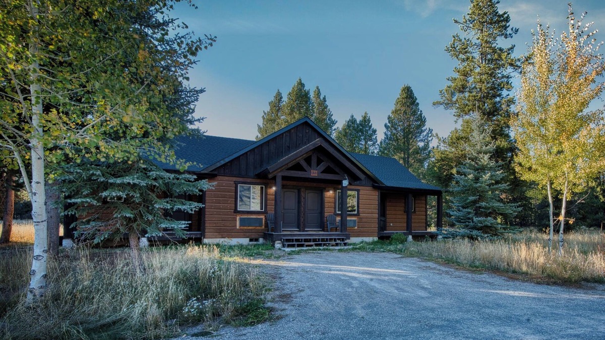 Island Park Cabin | Queen Suite at Ponds Lodge Cabin 31 Unit 1