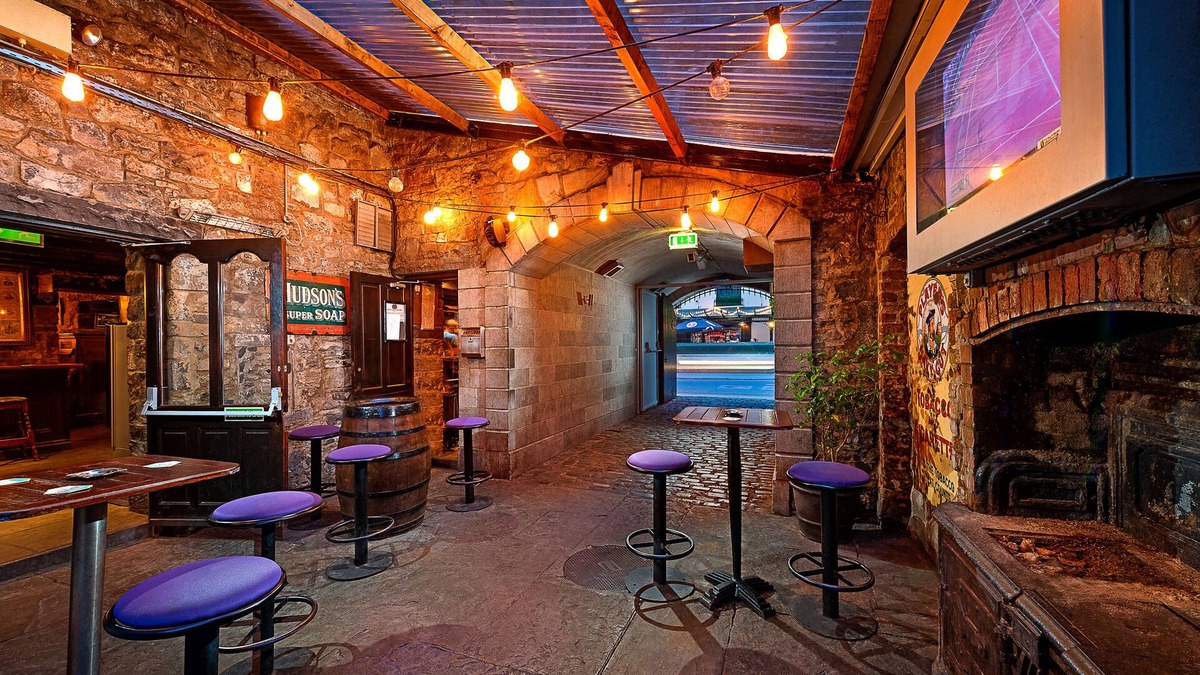 Ennis Hotel | Queens Hotel and Nightclub