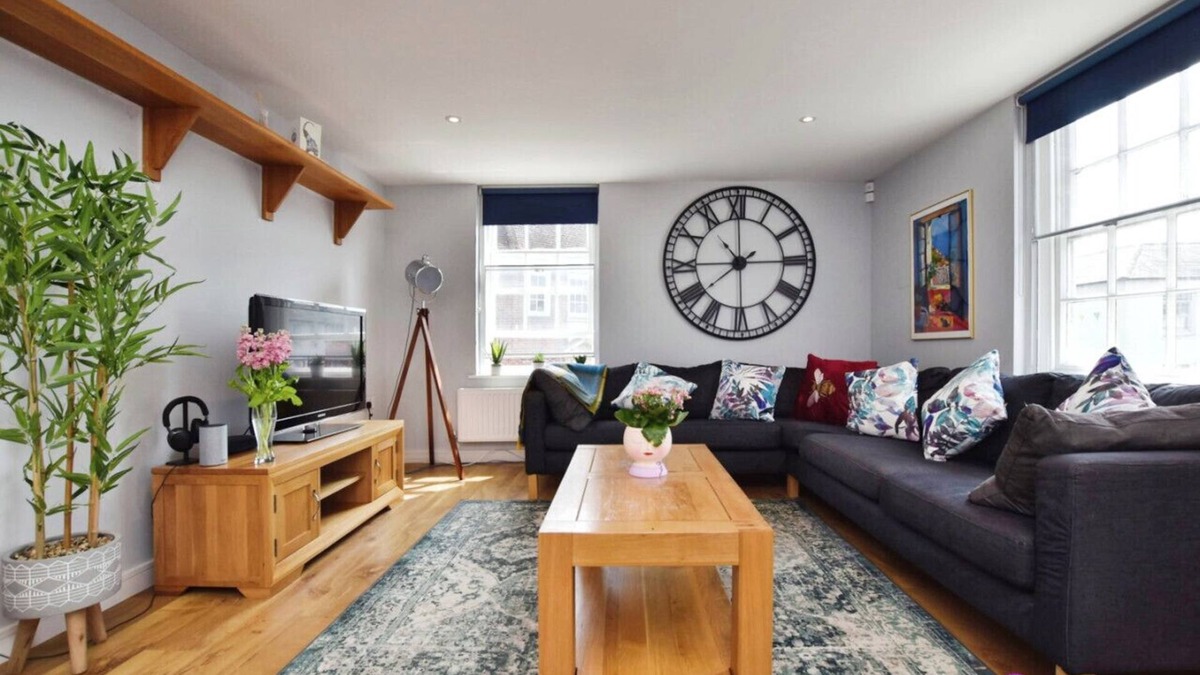 Salisbury Apartment | Queens House 2 bed City Centre Apt- Stayseekers