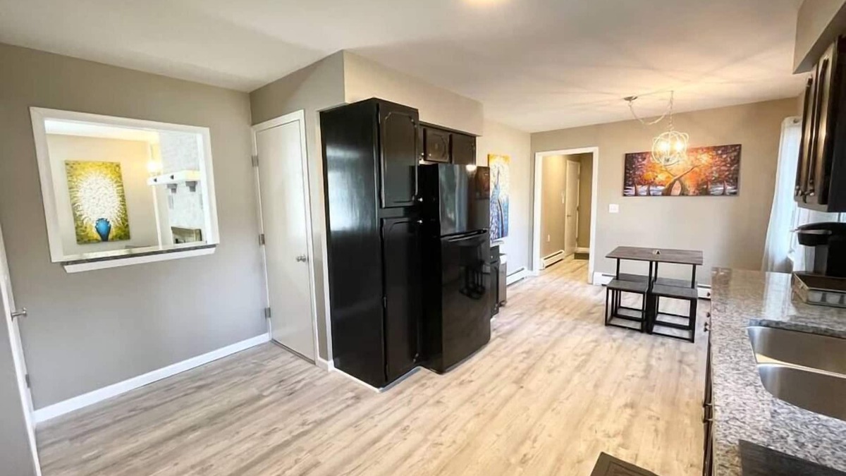 Queensbury House | 🌞 Queensbury Sunlit Getaway: 3-Bedroom Retreat 🌿