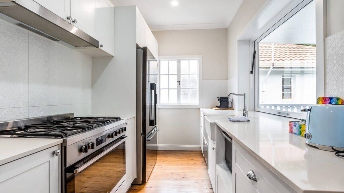 Newmarket House | Queenslander Family Gem with backyard & play area