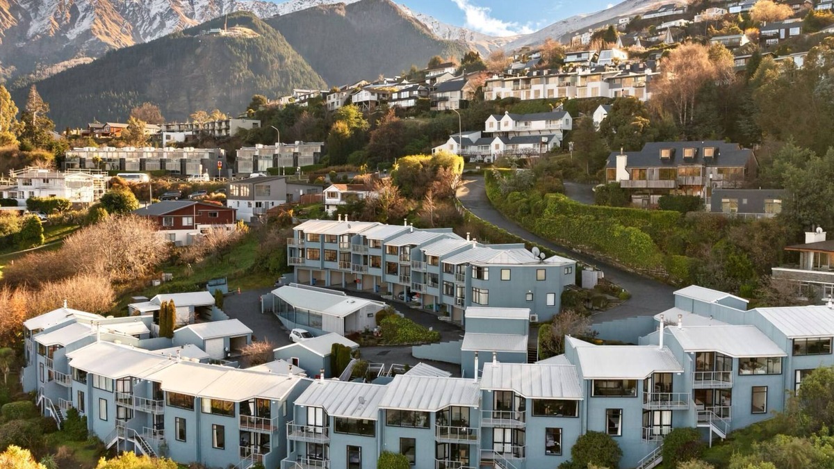 Queenstown Apartment | Queenstown Escape | Heated Pool & Stunning Lake Views | 3 Bedrooms