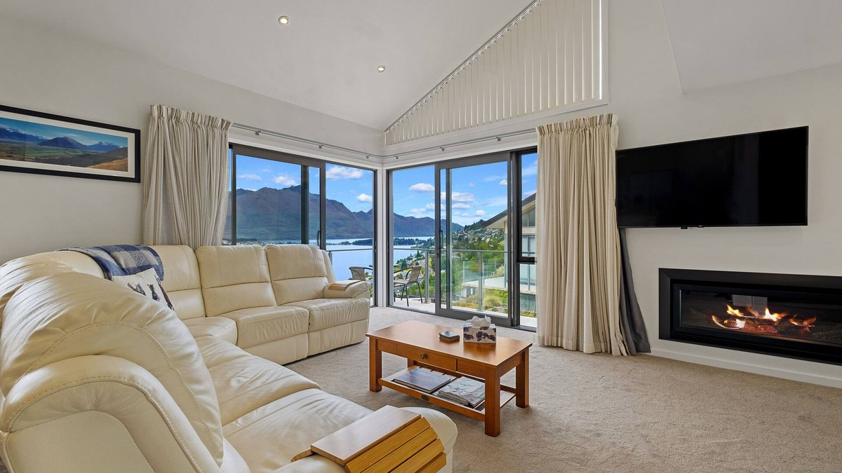 Frankton Cottage | Queenstown Lake Views - Upstairs Apartment