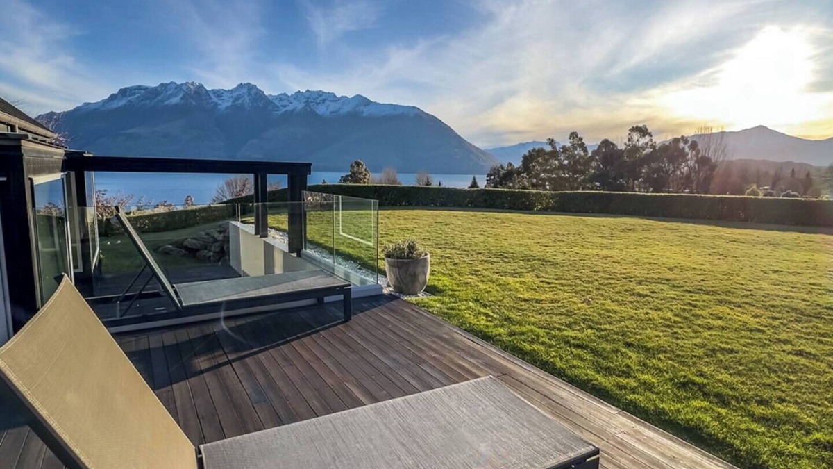 Kawarau Falls House | Queenstown Luxury with lake views and a Spa Pool