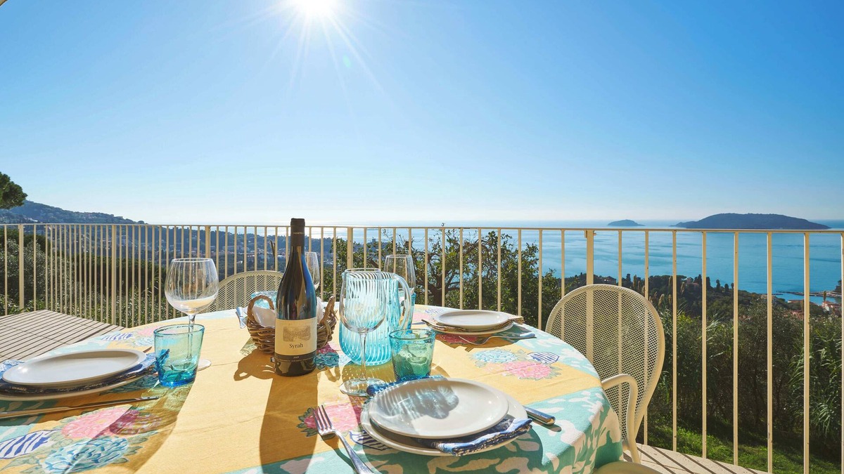 Pugliola House | Quercia: Private Med park, Seaview, Pool, Tennis, 2 BDR, AC, Garage in Lerici!