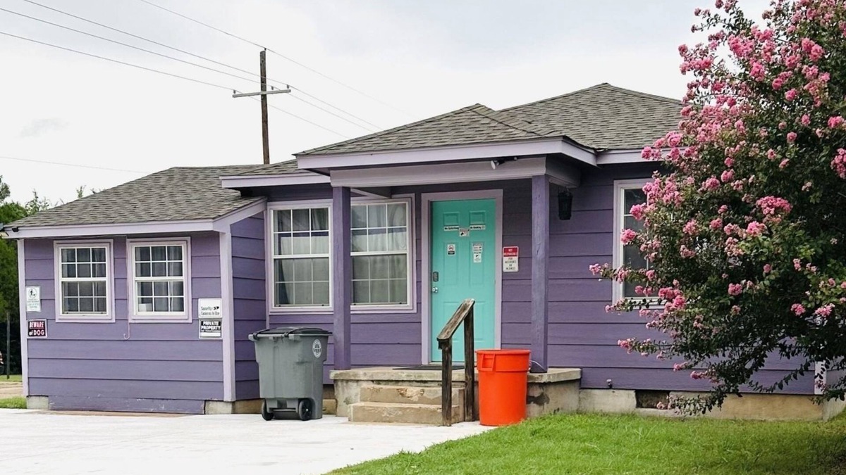 Lawton Cottage | QUICK 1 mile to Ft Sill - clean, sleeps 5, washer/dryer, & PETS welcome!