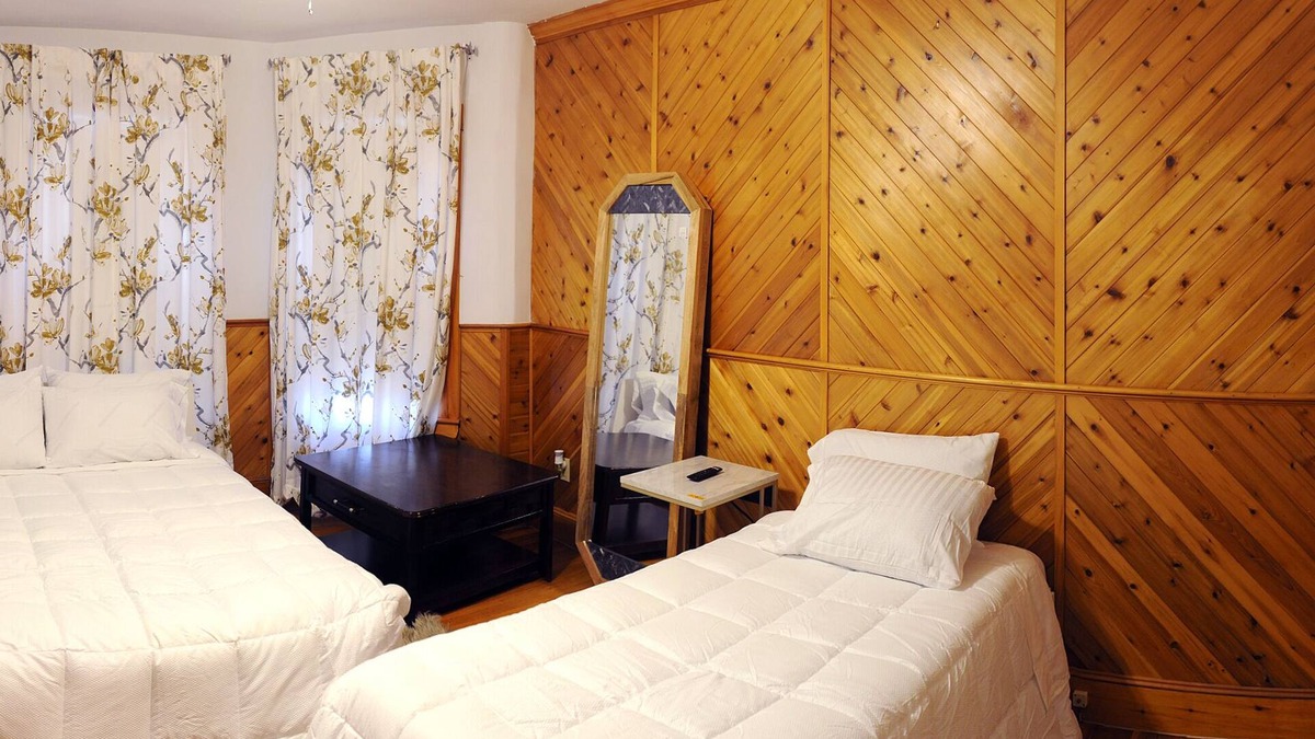 South Lowell Apartment | Quick drive to downtown Lowell and Tsongas Center! Great restaurants nearby.