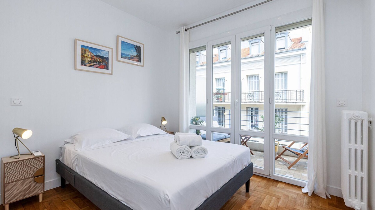 Carabacel Apartment | Quiet 1 Bdr Downtown with Terrace – AC & Parking
