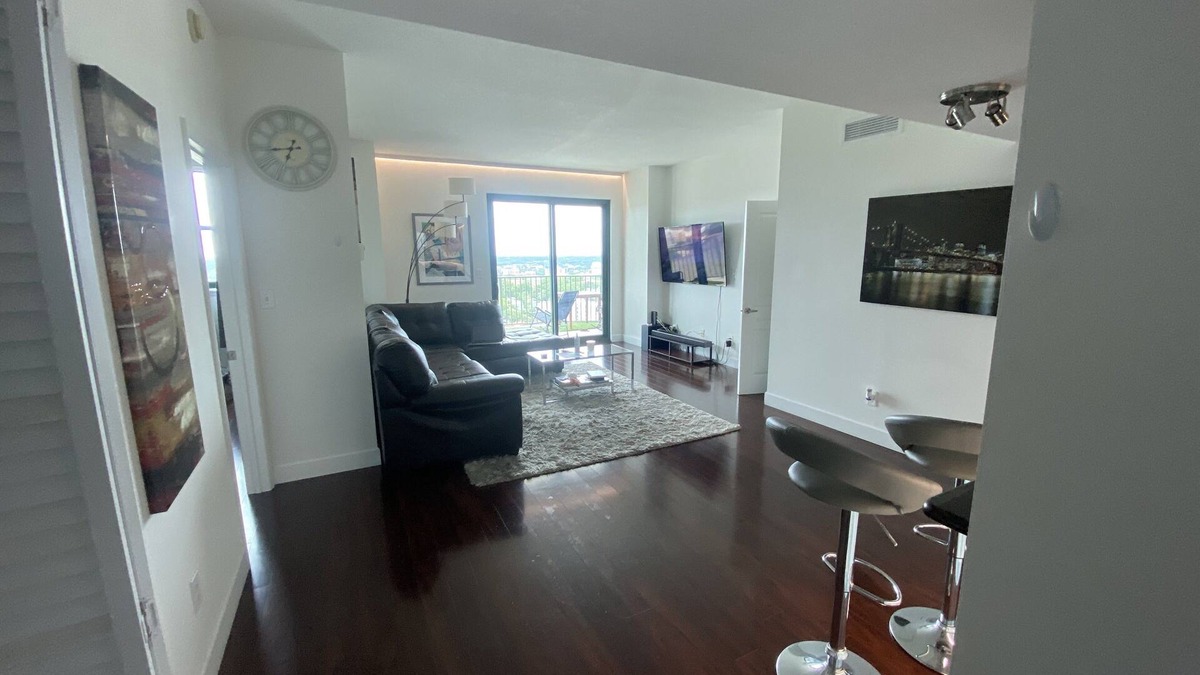 Capitol Hill House | Quiet 2/2 High-rise at the Tallahassee Center