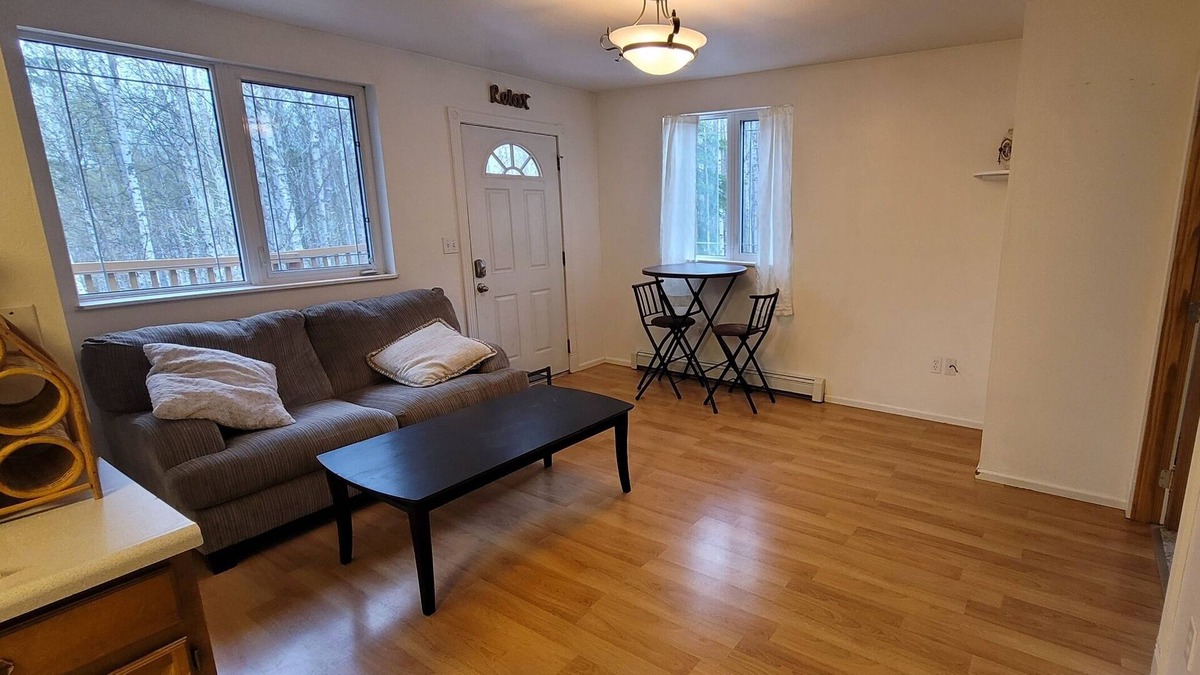 Fairbanks Apartment | Quiet 2 bed 1 bath apartment in the hills - 10 mins from town!