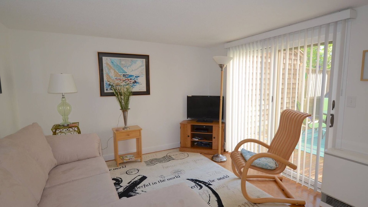 Oak Bluffs House | Quiet 2-Bed, 2-Bath Condo with Spacious Sundeck & Tennis Courts