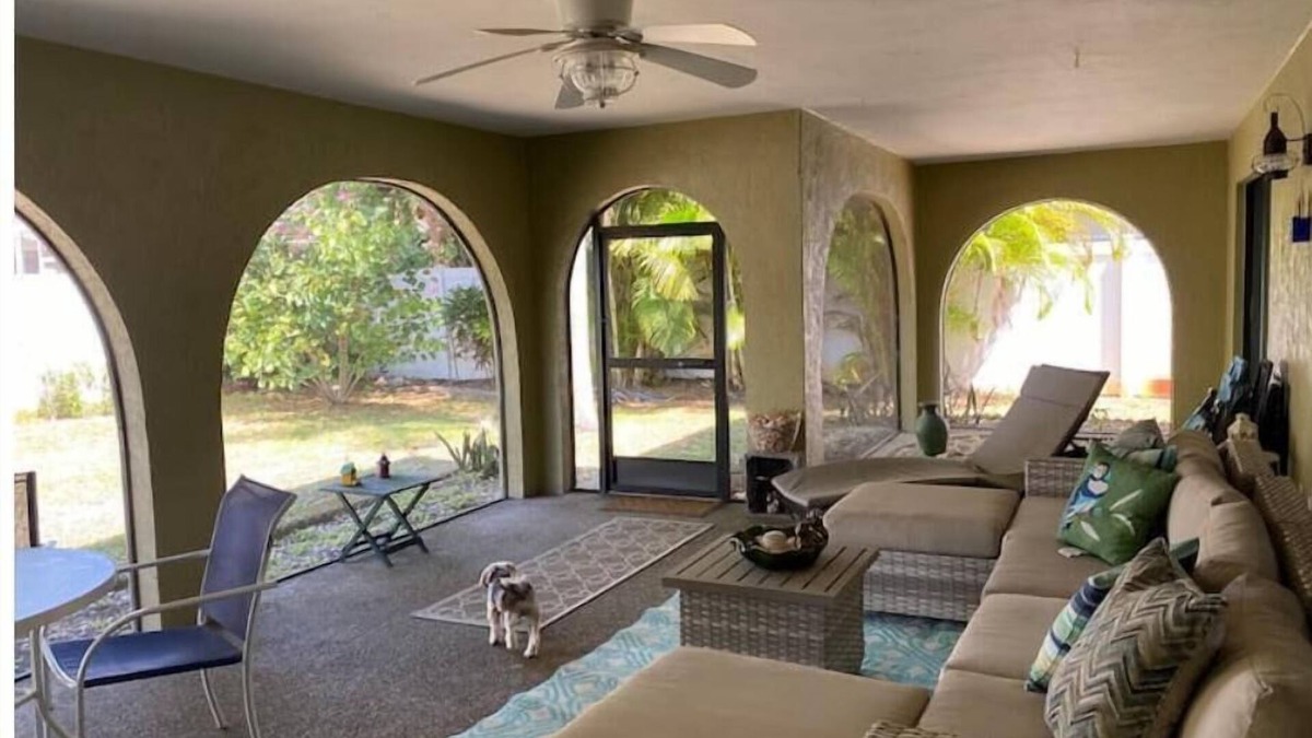 Golden Beach House | Quiet 2 bedroom island home blocks from beach!