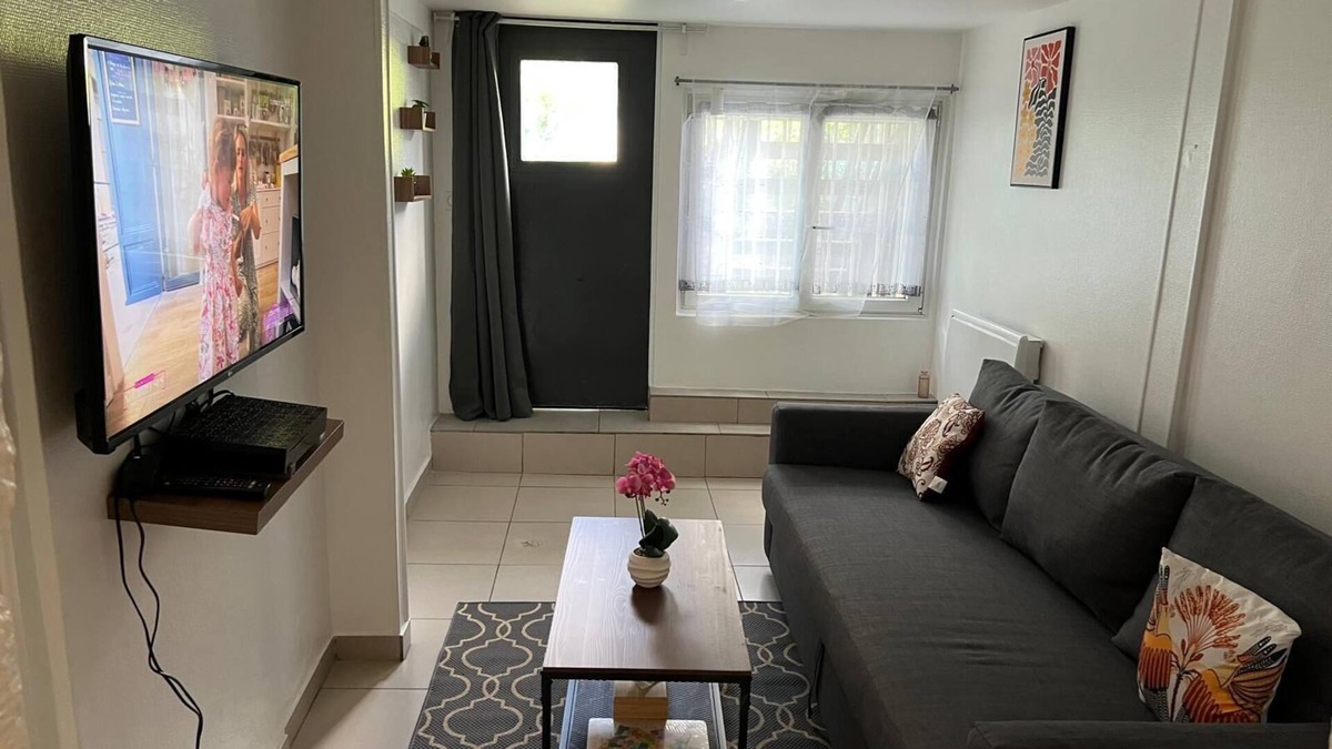 Epinay-sur-Seine Apartment | Quiet 2-room apartment near Paris, independent entrance