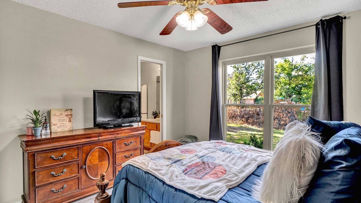 Tyler House | Quiet 3/2 Tyler, Whitehouse, convenient w/ office
