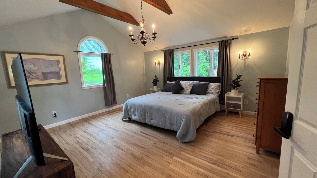 Brunswick Cottage | Quiet 3-bedroom cottage w/2 specious deck with water views in Brunswick w/WiFi