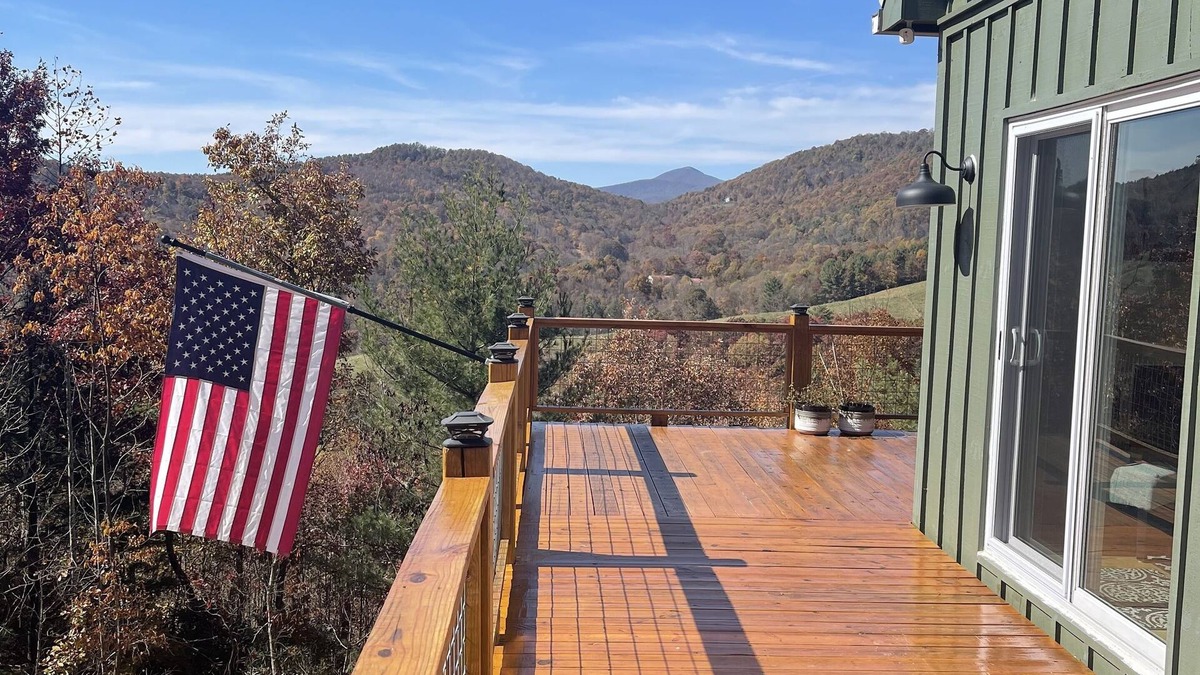 Fleetwood Cabin | Quiet amazing views of NC mountains at the ‘Next Chapter’ cabin. Pet friendly.