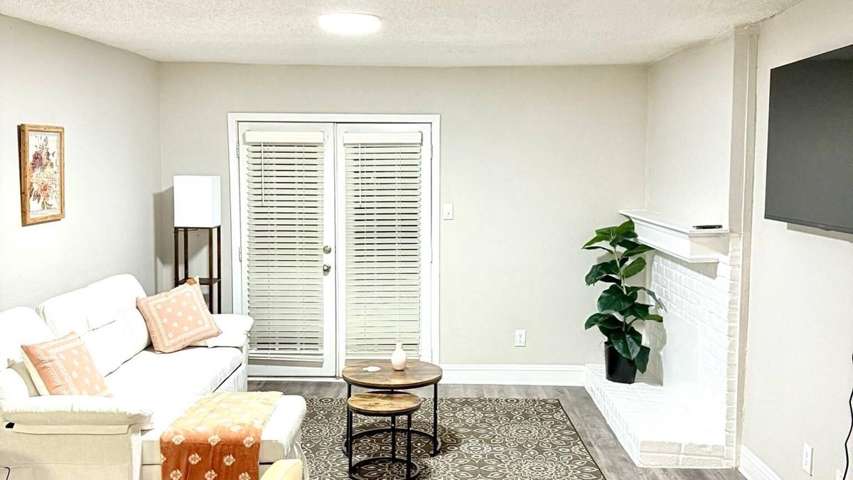 Addison Apartment | Quiet and Central 1-bedroom apartment near hospital and Tollway